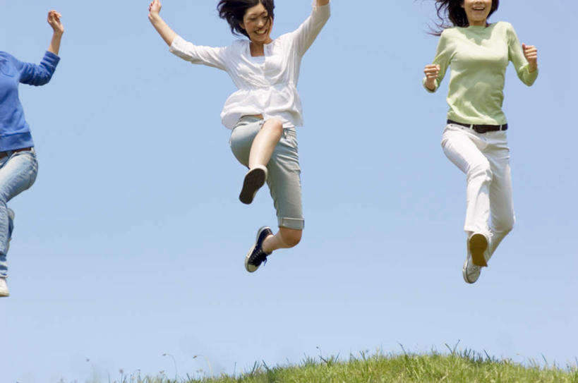 东方人,三个人,伙伴,朋友,跳,伸展双臂,笑,微笑,露齿笑,横图,室外,白天,仰视,友谊,草地,草坪,植物,亚洲,服装,半空,休闲装,黄种人,草,衣服,蓝色,绿色,蓝天,天空,天,休闲,休闲服,服饰,晴朗,万里无云,友情,年轻女性,女人,女性,亚洲人,晴空,晴空万里,敞开双臂,伸开双臂,跳跃,展开双肩,张开手臂,张开双臂,半身,彩图,低角度拍摄,开心