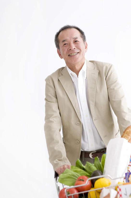 点心,面包,东方人,一个人,站,推,笑,微笑,露齿笑,竖图,室内,白天,白色背景,正面,李子,柠檬,蔬菜,西红柿,袋子,水果,购物车,亚洲,仅一个男性,仅一个人,一根,许多,服装,新鲜,纸袋,青菜,生食,食品,面点,果实,注视,休闲装,黄种人,车,食物,糕点,两个,一个,衣服,黄色,红色,绿色,紫色,白色,手推车,观察,看,站着,仅一个老年男性,休闲,休闲服,摄影,服饰,有机食品,绿色食品,影棚,单个,观看,察看,便利,存放,关注,载具,推着,快捷,方便,寄存,寄放,暂存,老年男性,男人,男性,亚洲人,恐龙蛋,益母果,柠果,布冧,番茄,站立,半身,彩图,影棚拍摄,拍摄