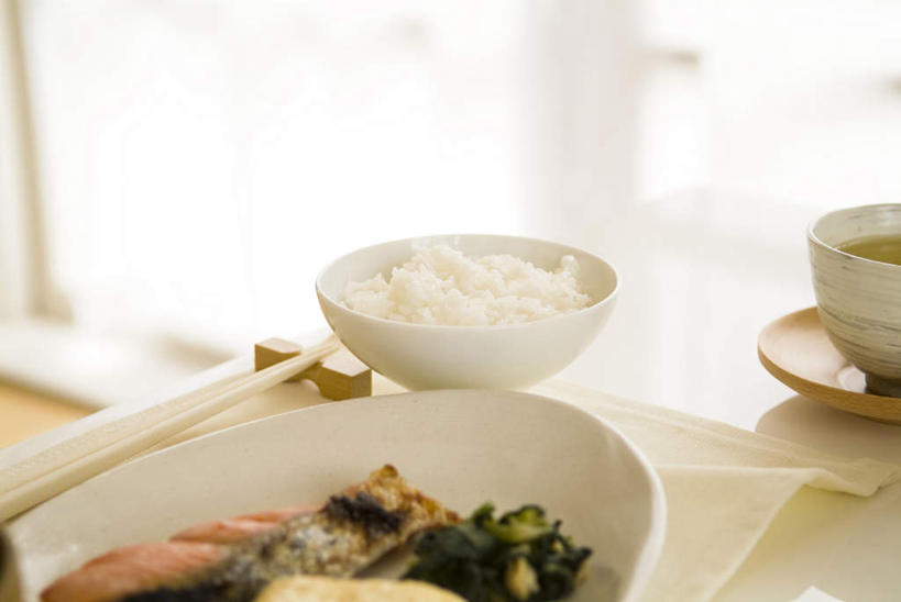 米饭,无人,横图,俯视,室内,特写,白天,早餐,餐桌,筷子,桌子,蔬菜,餐具,一双,阴影,朦胧,模糊,新鲜,光线,木制,碟子,影子,肉,汤,食品,饭,筷枕,文化,传统,肉类,食物,三个,一个,白色,木制品,碗,有机食品,绿色食品,单个,餐台,礼节,一份,五谷,礼仪,肉食,一碗,进餐用具,彩图,高角度拍摄