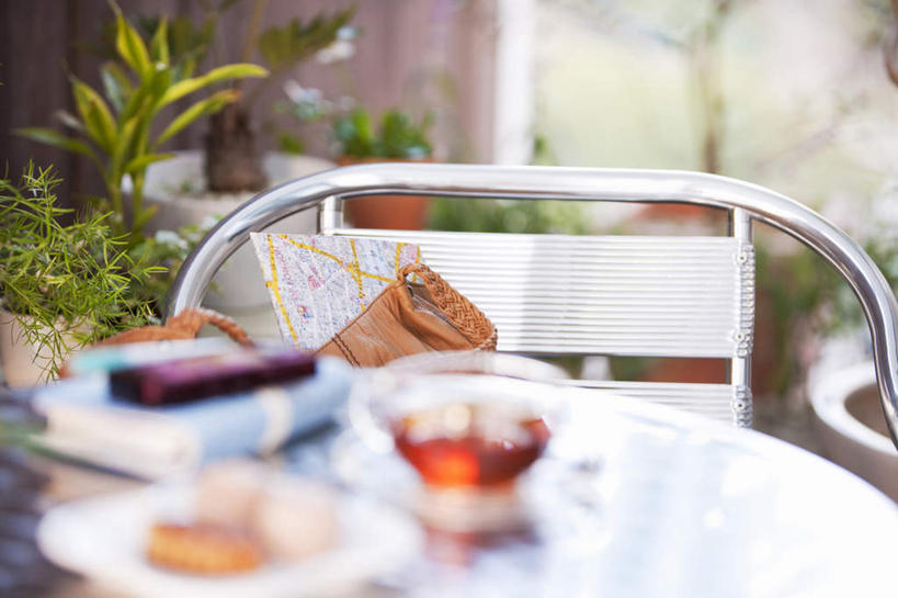 无人,横图,俯视,室外,特写,白天,幸福,植物,餐桌,茶,桌子,道路,杯子,地图,椅子,金属制品,一本,一张,朦胧,模糊,装饰,信息,金属,包,碟子,盆栽,皮包,茶叶,咖啡色,记事本,盆景,交通,饮品,一杯,方向,娱乐,一个,红色,绿色,自然,本子,笔记本,水杯,花茶,享受,休闲,温馨,放松,乐趣,保健,养生,生长,单个,成长,餐台,引导,指引,华丽,修饰,单肩包,点缀,花草茶,舒适,衬托,美观,雅致,雅观,香花茶,香片,熏花茶,茶杯,彩图,高角度拍摄,导航