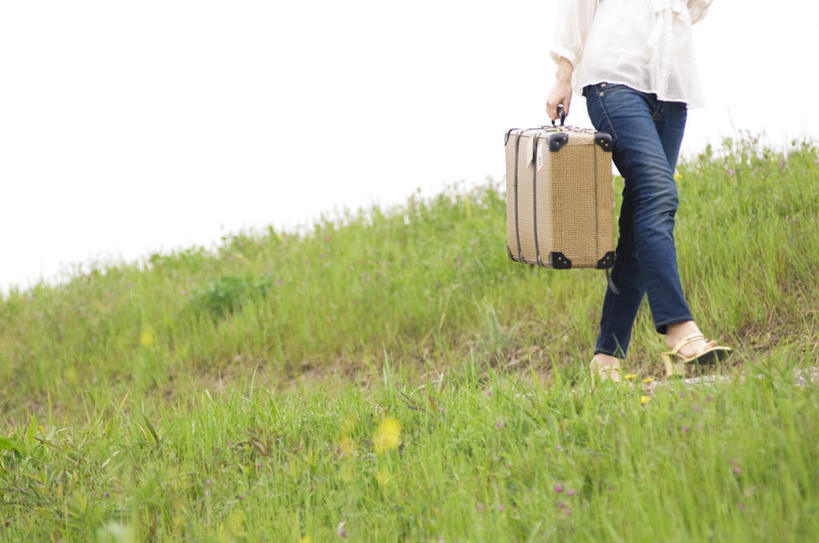 东方人,一个人,走,横图,室内,白天,正面,草地,草坪,植物,亚洲,仅一个年轻女性,仅一个女性,仅一个人,服装,拉杆箱,旅行箱,拿,拿着,休闲装,黄种人,草,衣服,黄色,蓝色,绿色,蓝天,天空,行李箱,箱子,天,休闲,休闲服,服饰,晴朗,出差,万里无云,年轻女性,女人,女性,亚洲人,晴空,晴空万里,步行,散步,走路,半身,彩图,旅行