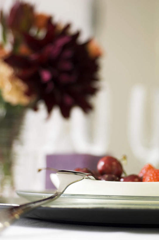 无人,竖图,室内,特写,白天,正面,草莓,浆果,樱桃,餐具,水果,一把,许多,朦胧,模糊,新鲜,盛开,叉,生食,食品,果实,一颗,花蕾,花,花瓣,花朵,鲜花,食物,三个,红色,盘子,花苞,花蕊,有机食品,绿色食品,进餐用具,烹调用具,樱珠,莺桃,英桃,洋莓,楔桃,水果皇后,牛桃,荆桃,红莓,地莓,彩图