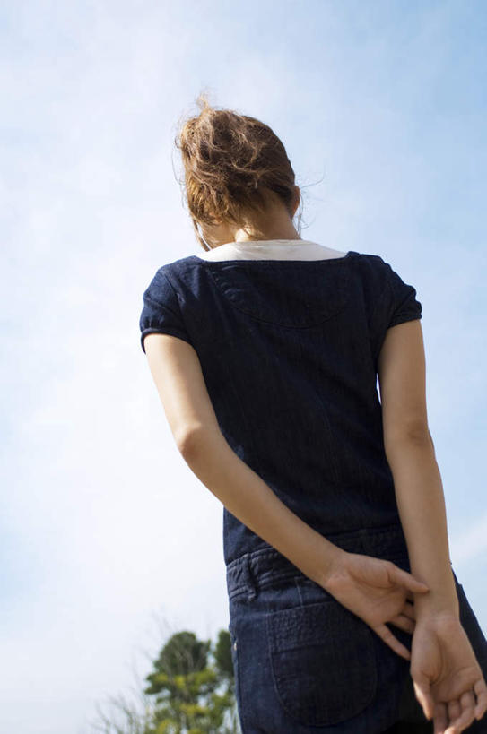 东方人,手,一个人,竖图,室外,白天,仰视,树林,植物,亚洲,仅一个年轻女性,仅一个女性,仅一个人,服装,云,云朵,云彩,休闲装,黄种人,树,树木,衣服,蓝色,绿色,白云,蓝天,天空,自然,天,休闲,手部,休闲服,服饰,生长,晴朗,成长,背手,年轻女性,女人,女性,亚洲人,晴空,半身,彩图,低角度拍摄