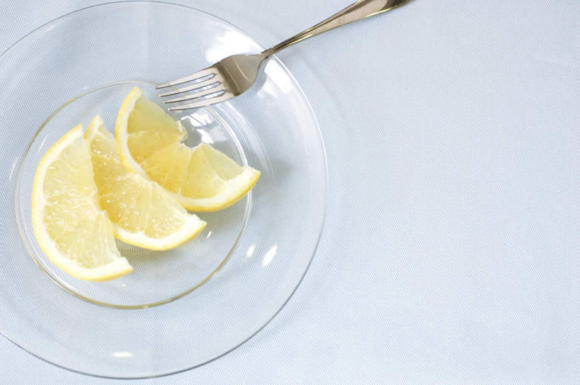 无人,横图,俯视,室内,特写,白天,白色背景,柠檬,餐具,水果,一把,新鲜,透明,碟子,盘,叉,生食,食品,果实,三片,食物,黄色,盘子,碟,摄影,有机食品,绿色食品,影棚,进餐用具,烹调用具,益母果,柠果,彩图,高角度拍摄,影棚拍摄,拍摄