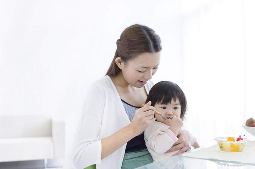 东方人,婴儿,儿童,两个人,家庭,母亲,客厅,坐,横图,室内,白天,正面,纯洁,餐桌,沙发,桌子,餐具,水果,玻璃,亚洲,许多,服装,新鲜,颗粒,勺子,生食,食品,果实,拿,切块,拿着,注视,休闲装,黄种人,玻璃制品,食物,一个,小孩,衣服,黄色,红色,绿色,白色,垫子,调羹,汤匙,碗,观察,看,休闲,温暖,温馨,一家人,休闲服,可爱,母爱,童年,童趣,喂,服饰,活泼,有机食品,绿色食品,单个,餐台,观看,和睦,察看,起居室,关注,宝宝,布艺沙发,童真,纯真,烂漫,无邪,母婴,客堂,伶俐,天真,年轻女性,女人,女性,亚洲人,孩子,年轻人,进餐用具,烹调用具,坐着,半身,彩图,融洽