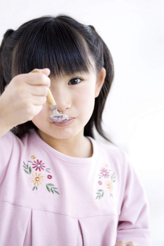 东方人,儿童,一个人,站,吃,竖图,室内,特写,白天,白色背景,仰视,纯洁,餐具,亚洲,仅一个女性,仅一个人,握,服装,勺子,拿,拿着,注视,休闲装,黄种人,小孩,衣服,调羹,汤匙,观察,看,站着,仅一个小孩,休闲,休闲服,可爱,童年,童趣,握着,摄影,服饰,影棚,观看,察看,关注,童真,烂漫,无邪,天真,女孩,女人,女性,亚洲人,孩子,进餐用具,烹调用具,嚼,食,站立,半身,彩图,低角度拍摄,影棚拍摄,拍摄,女生