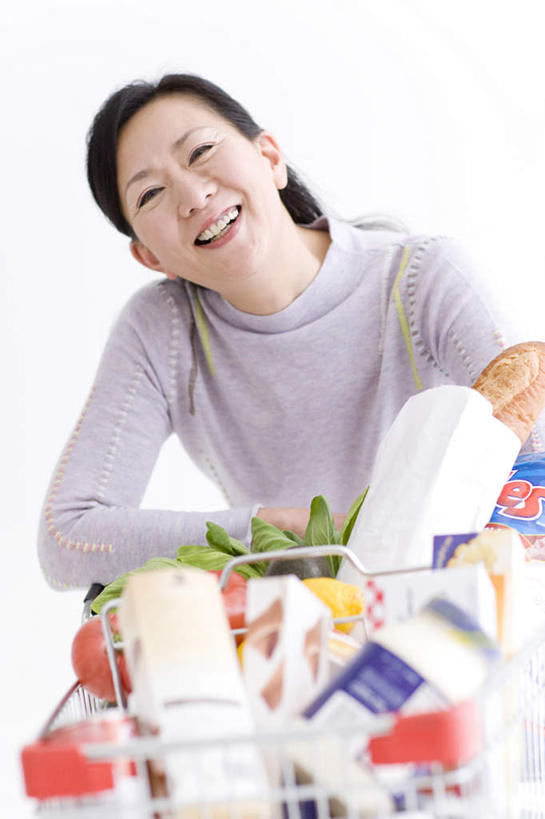 奶酪,东方人,一个人,笑,微笑,露齿笑,竖图,室内,白天,仰视,蔬菜,西红柿,购物车,亚洲,仅一个女性,仅一个人,许多,撑,服装,新鲜,生菜,莴苣,干酪,起司,食品,芝士,营养,休闲装,黄种人,车,食物,衣服,红色,绿色,手推车,仅一个中年女性,休闲,休闲服,乳酪,服饰,有机食品,绿色食品,一瓶,便利,乳制品,撑着,存放,载具,发酵,快捷,春菜,鹅仔菜,莴仔菜,千金菜,叶用莴苣,方便,寄存,寄放,暂存,女人,女性,中年女性,亚洲人,番茄,半身,彩图,低角度拍摄