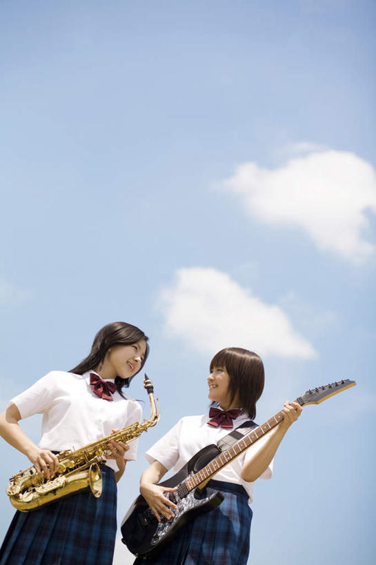 东方人,两个人,伙伴,朋友,站,笑,微笑,露齿笑,竖图,室外,白天,仰视,制服,友谊,亚洲,服装,艺术,金属,云,云朵,管乐器,吉他,乐器,萨克斯,铜管乐器,弦乐器,音乐,吹奏,弹奏,云彩,注视,黄种人,一个,衣服,蓝色,白云,蓝天,天空,天,吹,观察,看,站着,同学,校服,弹,服饰,晴朗,单个,观看,对视,察看,萨克斯风,萨克斯管,衣着,校友,穿着,关注,弹拨弦鸣乐器,学生服,同窗,学友,衣饰,友情,年轻女性,女人,女性,亚洲人,晴空,站立,半身,彩图,低角度拍摄,弹拨弦乐器