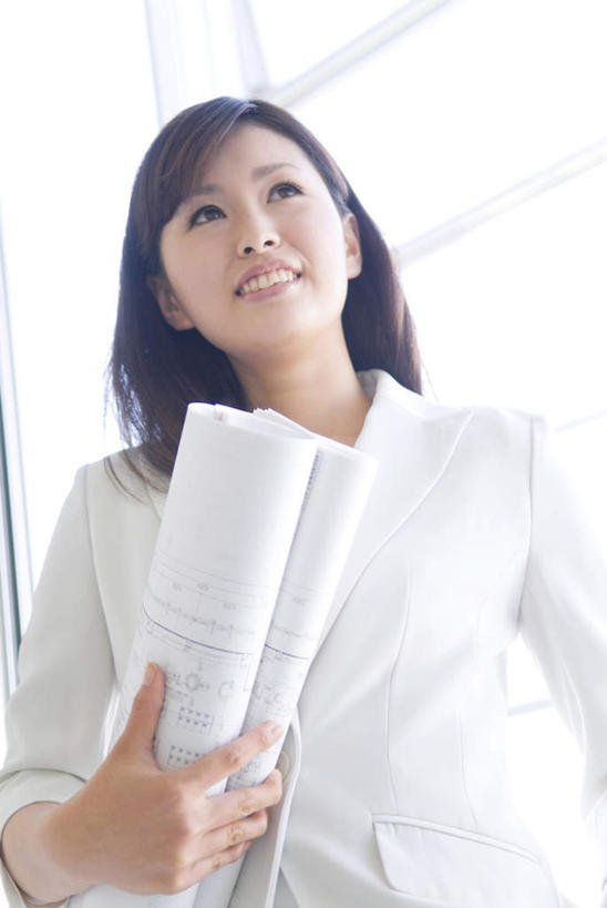 东方人,一个人,商务人士,商务女性,笑,微笑,露齿笑,竖图,室内,白天,仰视,窗户,落地窗,亚洲,仅一个年轻女性,仅一个女性,仅一个人,套装,图纸,设计图,拿,拿着,黄种人,玻璃窗,看,商务装,工程图,草图,蓝图,工薪阶层,年轻女性,女人,女性,亚洲人,白领,上班族,设计,抬头,仰头,半身,彩图,低角度拍摄