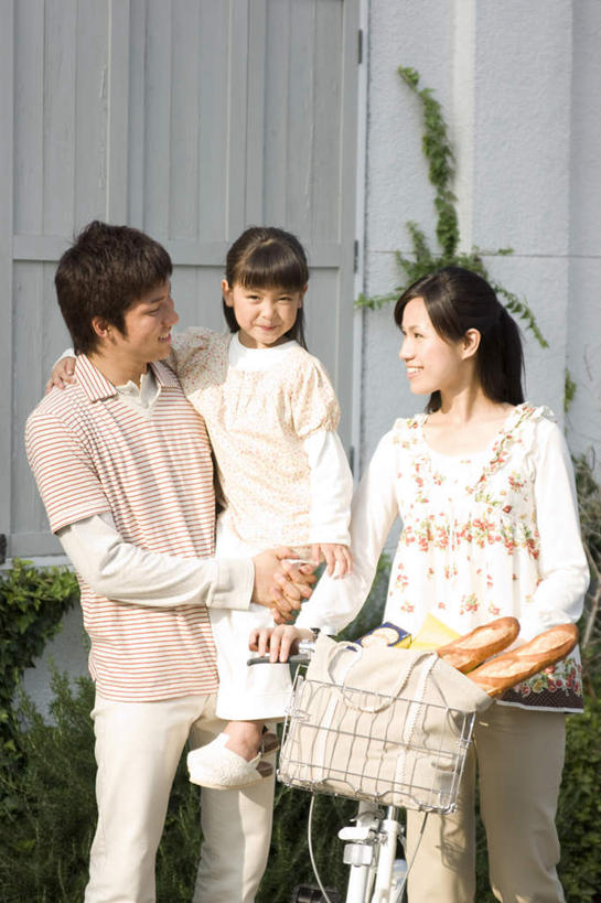 点心,面包,东方人,儿童,三个人,家庭,夫妻,母亲,父亲,女儿,站,推,抱,笑,微笑,露齿笑,竖图,室外,白天,正面,爱情,购物,纯洁,消费,植物,自行车,袋子,亚洲,两根,服装,装饰,包装袋,盆栽,手提袋,木门,墙,食品,面点,购物袋,盆景,浪漫,注视,休闲装,黄种人,墙壁,墙面,车,脚踏车,食物,糕点,小孩,衣服,绿色,白色,自然,交通工具,观察,看,站着,休闲,温暖,温馨,父女,母女,三口之家,一家人,休闲服,恩爱,父爱,可爱,母爱,童年,童趣,金融,恋人,服饰,生长,成长,抱着,观看,华丽,修饰,点缀,和睦,察看,搂着,购买,关注,载具,推着,贸易,童真,烂漫,无邪,衬托,美观,雅致,雅观,天真,男人,男性,年轻男性,年轻女性,女孩,女人,女性,亚洲人,孩子,年轻人,夫妇,情侣,怀抱,搂,搂抱,相抱,拥抱,站立,半身,彩图,伴侣,融洽,女生