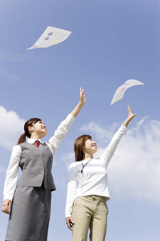 东方人,两个人,同事,商务人士,商务女性,站,举,笑,微笑,露齿笑,竖图,室外,白天,仰视,成功,合作,团队,集体,信心,亚洲,两张,套装,材料,档案,文件,云,云朵,云彩,注视,黄种人,队伍,蓝色,白云,蓝天,天空,资料,天,观察,看,托,站着,晴朗,观看,察看,领导,成就,关注,文档,商务装,合伙,领袖,工薪阶层,年轻女性,女人,女性,亚洲人,白领,上班族,晴空,举起,举手,举着,扔,向上举,向上伸,向上托,站立,半身,彩图,低角度拍摄
