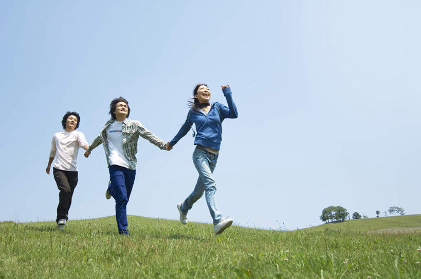 东方人,三个人,伙伴,朋友,跑,握手,笑,微笑,露齿笑,横图,室内,白天,仰视,锻炼,友谊,运动,草地,草坪,植物,亚洲,服装,休闲装,黄种人,草,衣服,蓝色,绿色,蓝天,天空,天,看,休闲,休闲服,服饰,晴朗,万里无云,体育,友情,男人,男性,年轻男性,年轻女性,女人,女性,亚洲人,晴空,晴空万里,举手,拉手,跑步,手拉手,手握手,抬头,仰头,彩图,低角度拍摄,全身,健身