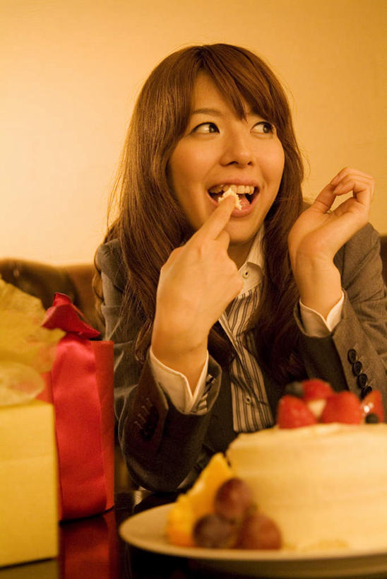 点心,东方人,手,一个人,商务人士,商务女性,坐,吃,竖图,室内,夜晚,正面,生日,下午茶,餐桌,桌子,草莓,浆果,蓝莓,礼盒,礼物,水果,亚洲,仅一个年轻女性,仅一个女性,仅一个人,一块,套装,新鲜,纸盒,生食,食品,果实,三颗,注视,黄种人,盒子,食物,糕点,两个,黄色,红色,蓝色,包装盒,礼品盒,奶油,观察,看,张嘴,手部,礼品,有机食品,绿色食品,餐台,观看,察看,关注,商务装,张大嘴巴,工薪阶层,年轻女性,女人,女性,亚洲人,白领,上班族,张开嘴,洋莓,水果皇后,山都柿,蓝浆果,蓝靛果,红莓,地莓,嚼,食,坐着,半身,彩图,蛋糕