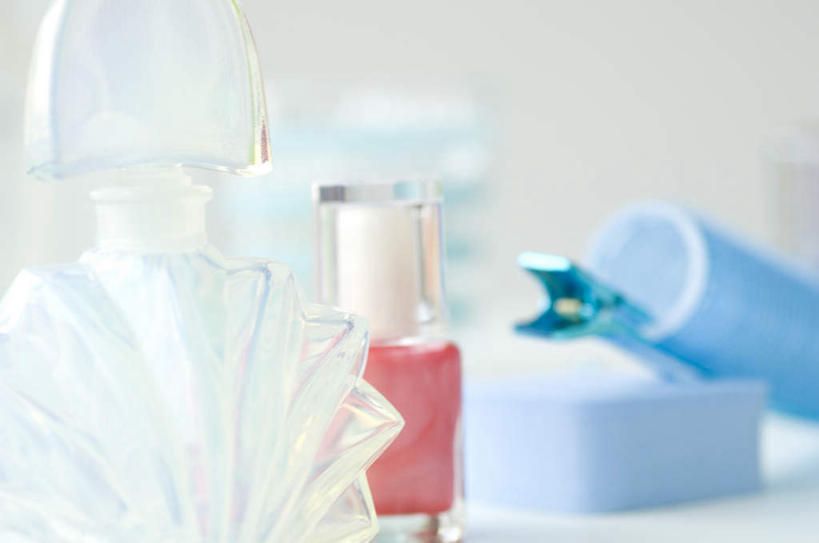 无人,横图,室内,特写,白天,正面,化妆,美容,时尚,静物,护肤,装饰,芳香,香气,透明,海绵,指甲油,玻璃制品,红色,玻璃瓶,瓶子,品味,清洁,保养,享受,休闲,香水,放松,保健,优雅,华丽,气味,修饰,点缀,一瓶,高雅,芬芳,养颜,洗脸海绵,洗脸扑,洗脸绵,衬托,美观,雅致,雅观,除臭,彩图