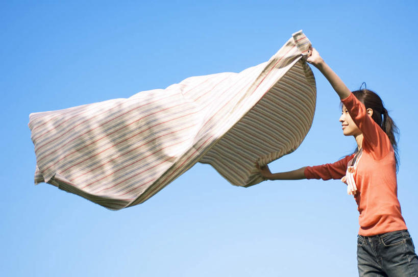 东方人,一个人,举,笑,微笑,露齿笑,横图,室外,白天,仰视,亚洲,仅一个年轻女性,仅一个女性,仅一个人,服装,布料,布纹,休闲装,黄种人,桌布,衣服,蓝色,蓝天,天空,餐巾,台布,天,托,休闲,休闲服,服饰,晴朗,万里无云,年轻女性,女人,女性,亚洲人,晴空,晴空万里,举起,举手,举着,向上举,向上伸,向上托,半身,彩图,低角度拍摄