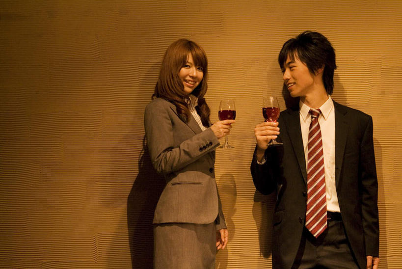 葡萄酒,东方人,两个人,同事,商务人士,商务男性,商务女性,餐厅,站,横图,室内,白天,正面,衬衫,爱情,成功,合作,团队,集体,信心,壁纸,杯子,亚洲,阴影,套装,庆祝,光线,高脚杯,影子,墙,灯光,红酒杯,酒类,两杯,浪漫,拿,拿着,注视,黄种人,队伍,墙壁,墙面,玻璃制品,酒,饮料,黄色,酒杯,干杯,观察,看,碰杯,站着,温暖,温馨,恩爱,交际,友好,恋人,观看,庆贺,和睦,察看,领导,成就,关注,礼仪,商务装,敬酒,合伙,领袖,工薪阶层,劝酒,男人,男性,年轻男性,年轻女性,女人,女性,亚洲人,情侣,白领,上班族,玻璃杯,墙纸,站立,半身,彩图,衬衣,餐馆,饭店,饭馆,伴侣,融洽