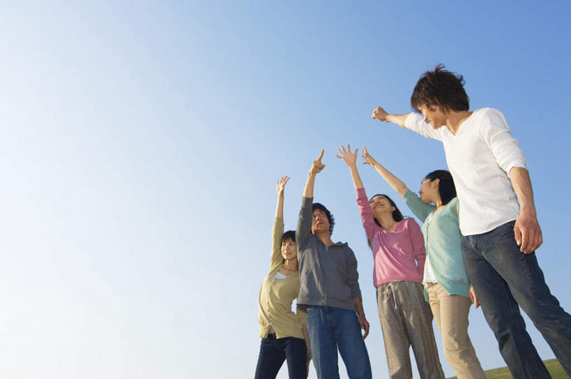 东方人,伙伴,朋友,站,举,横图,室外,白天,仰视,友谊,草地,草坪,植物,亚洲,五个人,握,服装,云,云朵,许多人,云彩,注视,休闲装,黄种人,鼓励,草,衣服,蓝色,绿色,白云,蓝天,天空,天,观察,加油,看,手势,托,握拳,站着,一群人,休闲,休闲服,打气,握着,服饰,晴朗,观看,察看,关注,鼓舞,友情,男人,男性,年轻男性,年轻女性,女人,女性,亚洲人,晴空,举起,举手,举着,抬头,向上举,向上伸,向上托,仰头,站立,半身,彩图,低角度拍摄,五指张开