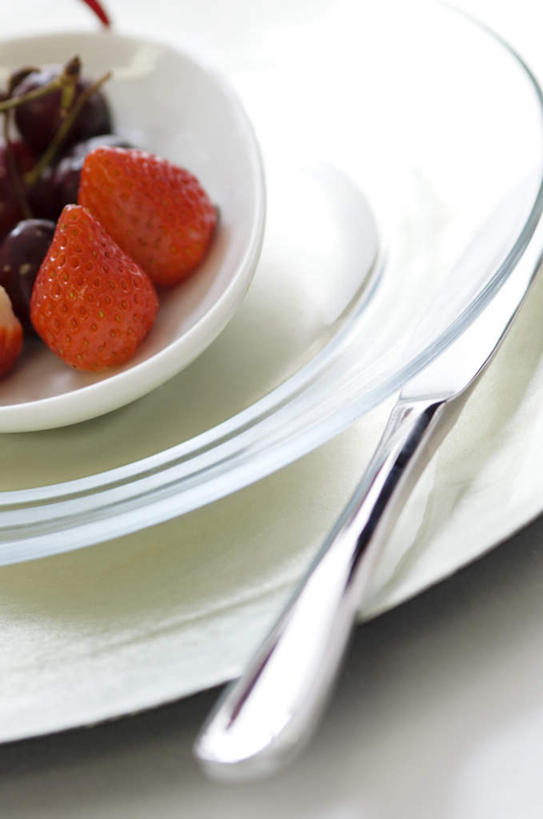 无人,竖图,俯视,室内,特写,白天,草莓,浆果,樱桃,餐具,水果,一把,新鲜,生食,食品,果实,两颗,三颗,食物,两个,一个,红色,盘子,碗,刀,有机食品,绿色食品,单个,进餐用具,烹调用具,樱珠,莺桃,英桃,洋莓,楔桃,水果皇后,牛桃,荆桃,红莓,地莓,彩图,高角度拍摄