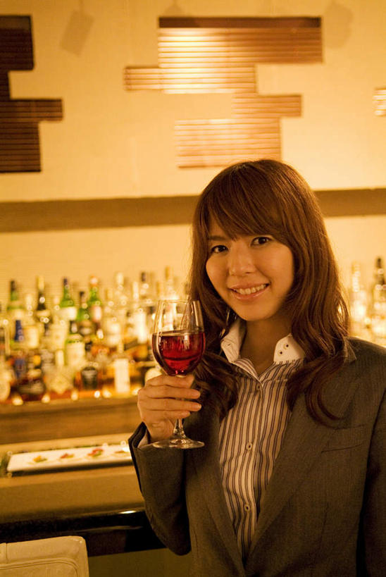 葡萄酒,东方人,一个人,商务人士,商务女性,餐厅,站,笑,微笑,露齿笑,竖图,室内,夜晚,正面,杯子,亚洲,仅一个年轻女性,仅一个女性,仅一个人,喝,阴影,套装,光线,高脚杯,影子,灯光,红酒杯,酒类,一杯,拿,拿着,注视,黄种人,玻璃制品,酒,饮料,酒杯,观察,看,站着,观看,察看,关注,商务装,工薪阶层,年轻女性,女人,女性,亚洲人,白领,上班族,玻璃杯,站立,半身,彩图,餐馆,饭店,饭馆