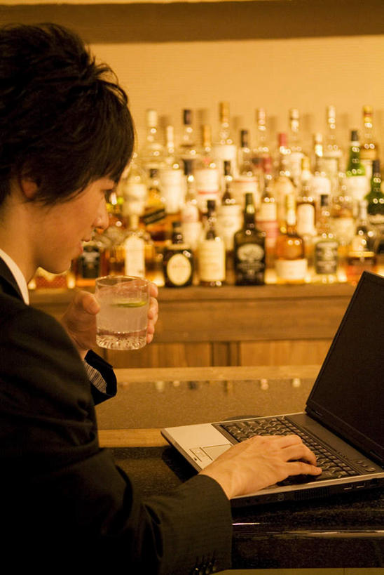 东方人,一个人,商务人士,商务男性,餐厅,坐,竖图,室内,夜晚,侧面,衬衫,电脑,笔记本电脑,桌子,杯子,亚洲,仅一个男性,仅一个人,敲打,套装,网络,拿,拿着,注视,黄种人,输入,通讯设备,玻璃制品,仅一个年轻男性,一个,水杯,打字,观察,看,单个,观看,点击,敲击,察看,无线,关注,通信设备,商务装,无线网络,无线上网,便携式电脑,工薪阶层,按键,手提电脑,男人,男性,年轻男性,亚洲人,白领,上班族,玻璃杯,坐着,半身,彩图,衬衣,餐馆,饭店,饭馆