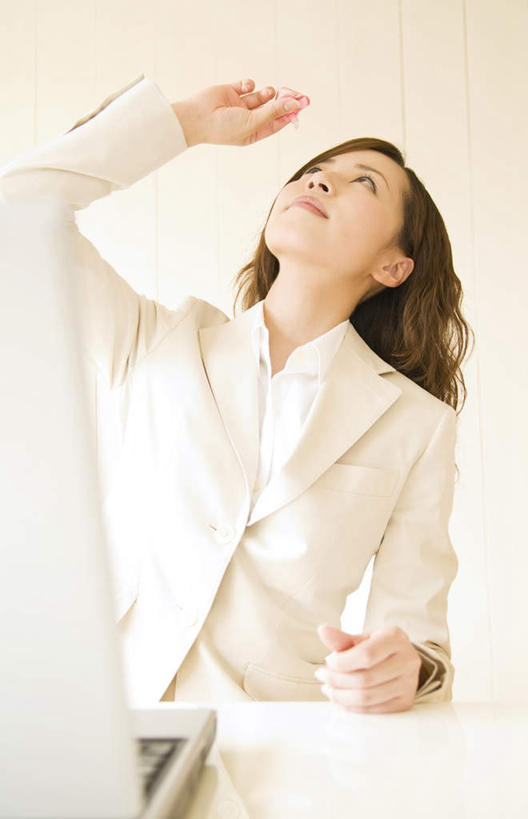 东方人,一个人,商务人士,商务女性,办公室,坐,举,竖图,室内,白天,正面,电脑,笔记本电脑,家具,桌子,亚洲,仅一个年轻女性,仅一个女性,仅一个人,套装,网络,药剂,办公桌,注视,黄种人,通讯设备,观察,看,托,治疗,保健,观看,一台,药物,察看,医疗,无线,关注,通信设备,商务装,预防,无线网络,眼药水,无线上网,便携式电脑,工薪阶层,办公家具,手提电脑,年轻女性,女人,女性,亚洲人,白领,上班族,举起,举手,举着,抬头,向上举,向上伸,向上托,仰头,坐着,半身,彩图