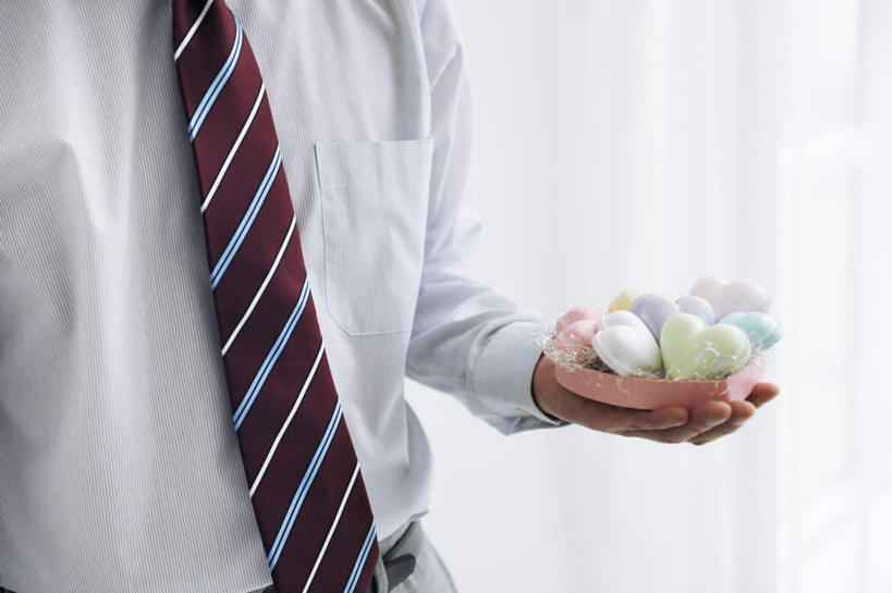 东方人,一个人,商务人士,商务男性,捧,横图,室内,特写,白天,正面,衬衫,爱情,化妆,美容,礼盒,礼物,亚洲,仅一个男性,仅一个人,护肤,套装,爱心,纸盒,领带,浪漫,黄种人,盒子,仅一个年轻男性,红色,蓝色,绿色,紫色,包装盒,化妆品,礼品盒,肥皂,香皂,日用品,洗浴用品,清洁,保养,享受,休闲,温暖,温馨,心形,恩爱,放松,保健,礼品,和睦,护肤品,商务装,舒缓,工薪阶层,养颜,去污,紧肤,嫩肤,男人,男性,年轻男性,亚洲人,心型,白领,上班族,端,端着,捧着,手捧,洗涤,半身,彩图,衬衣,融洽