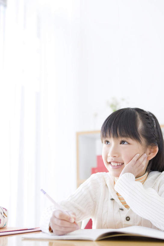 东方人,儿童,一个人,坐,笑,微笑,露齿笑,竖图,室内,白天,正面,纯洁,植物,窗帘,柜子,桌子,亚洲,仅一个女性,仅一个人,撑,握,服装,装饰,笔,盆栽,办公用品,记事本,盆景,拿,拿着,托腮,注视,休闲装,黄种人,书桌,文具,小孩,衣服,绿色,自然,帘子,本子,笔记本,课桌,学习用品,橱柜,打开,观察,看,托,仅一个小孩,休闲,思考,休闲服,遮阳,可爱,童年,童趣,握着,服饰,生长,成长,观看,华丽,修饰,文具用品,点缀,察看,开启,关注,托下巴,童真,烂漫,无邪,衬托,美观,雅致,雅观,天真,女孩,女人,女性,亚洲人,孩子,抬头,仰头,坐着,半身,彩图,女生