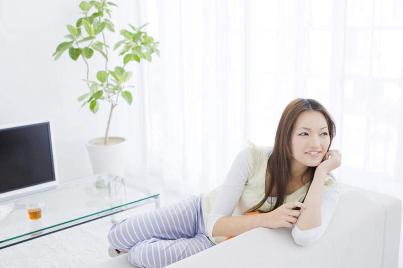 东方人,一个人,客厅,坐,笑,微笑,露齿笑,横图,俯视,室内,白天,幸福,显示器,植物,茶,沙发,杯子,玻璃,亚洲,仅一个年轻女性,仅一个女性,仅一个人,撑,服装,装饰,透明,盆栽,屏幕,茶叶,盆景,饮品,一杯,茶几,托腮,注视,休闲装,黄种人,娱乐,显示屏,玻璃制品,一个,衣服,绿色,白色,自然,水杯,花茶,观察,看,靠,靠着,托,倚靠,享受,休闲,温馨,休闲服,放松,乐趣,保健,养生,服饰,生长,单个,成长,观看,华丽,修饰,点缀,花草茶,察看,起居室,撑着,舒适,倚着,关注,托下巴,布艺沙发,输出设备,衬托,美观,雅致,雅观,香花茶,香片,熏花茶,客堂,年轻女性,女人,女性,亚洲人,茶杯,坐着,半身,彩图,高角度拍摄