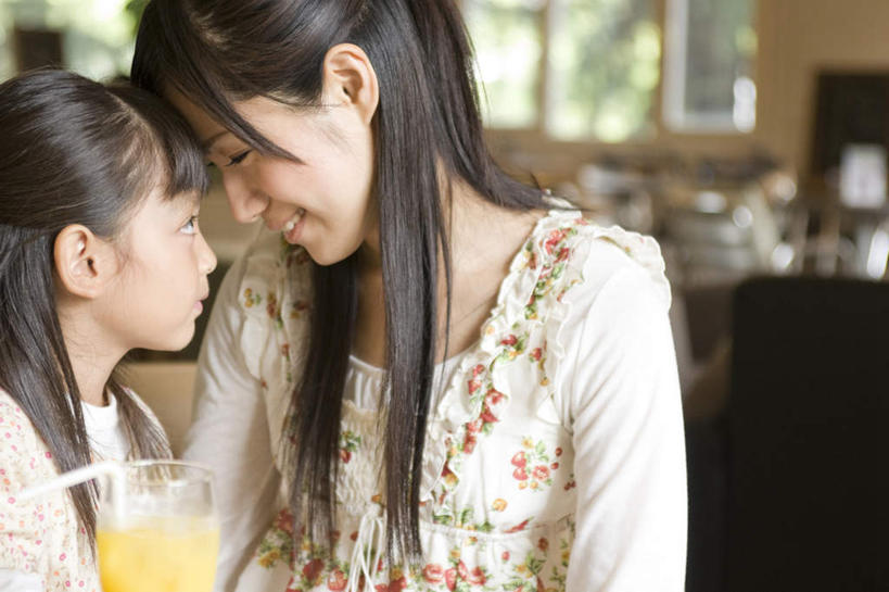 东方人,儿童,家庭,母亲,女儿,坐,横图,室内,白天,正面,纯洁,杯子,亚洲,服装,朦胧,模糊,一杯,注视,休闲装,黄种人,玻璃制品,饮料,小孩,衣服,黄色,水杯,观察,看,靠,靠着,休闲,温暖,温馨,母女,一家人,休闲服,可爱,母爱,童年,童趣,服饰,观看,和睦,察看,关注,童真,烂漫,无邪,天真,年轻女性,女孩,女人,女性,亚洲人,孩子,年轻人,玻璃杯,抬头,仰头,坐着,半身,彩图,融洽,女生