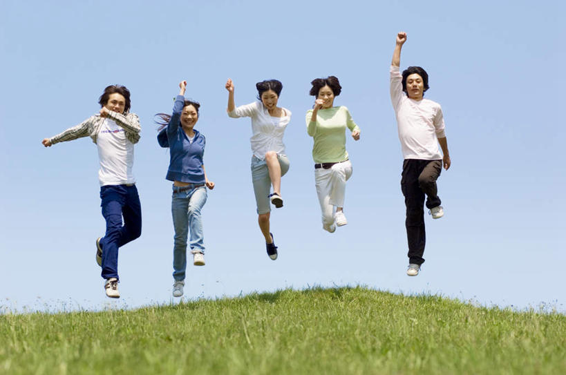 东方人,伙伴,朋友,跳,举,笑,微笑,露齿笑,横图,室外,白天,仰视,友谊,草地,草坪,植物,亚洲,五个人,握,服装,许多人,半空,休闲装,黄种人,鼓励,草,衣服,蓝色,绿色,蓝天,天空,天,加油,手势,托,握拳,一群人,休闲,休闲服,打气,握着,服饰,晴朗,鼓舞,万里无云,友情,男人,男性,年轻男性,年轻女性,女人,女性,亚洲人,晴空,晴空万里,举起,举手,举着,跳跃,向上举,向上伸,向上托,彩图,低角度拍摄,全身