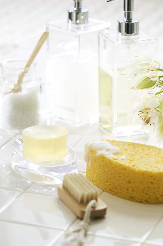 无人,竖图,俯视,室内,特写,白天,化妆,美容,卫生间,浴室,一块,护肤,盛开,瓷砖,地砖,罐子,海绵,泡沫,地面,花蕾,玻璃制品,花,花瓣,花朵,鲜花,两朵,一个,白色,玻璃瓶,化妆品,瓶子,刷子,肥皂,肥皂盒,香皂,日用品,洗浴用品,花苞,花蕊,清洁,保养,享受,休闲,沐浴乳,放松,保健,单个,沐浴露,一瓶,浴盐,护肤品,舒缓,养颜,洗脸海绵,洗脸扑,洗脸绵,去污,紧肤,嫩肤,淋浴房,洗涤,彩图,高角度拍摄,冲凉房,沐浴间,沐浴室