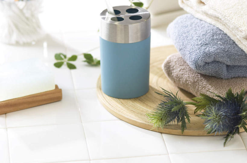 无人,横图,俯视,室内,特写,白天,卫生间,浴室,金属制品,三块,一把,一块,装饰,盛开,透明,金属,木制,瓷砖,地砖,纺织物,木板,牙刷,猫尾花,麒麟菊,蛇鞭菊,地面,花蕾,花,花瓣,花朵,鲜花,两朵,一个,蓝色,绿色,白色,灰色,木制品,毛巾,日用品,花苞,花蕊,清洁,菊花,单个,洗漱用品,保暖,华丽,修饰,点缀,卫生,努力,透气,警惕,防水,衬托,美观,雅致,雅观,牙刷座,储水,耐磨,吸水,淋浴房,彩图,高角度拍摄,冲凉房,沐浴间,沐浴室