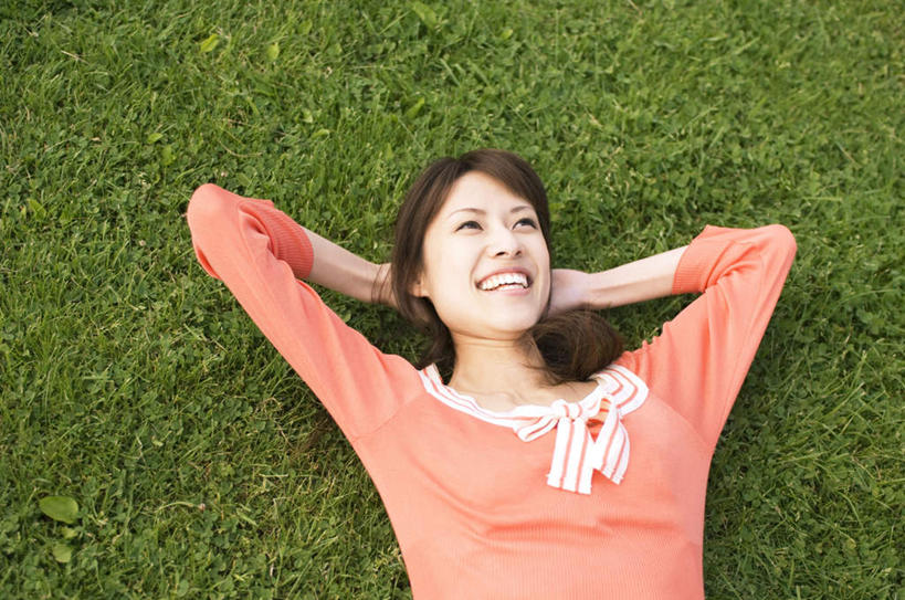 东方人,一个人,躺,笑,微笑,露齿笑,横图,俯视,室外,白天,草地,草坪,植物,亚洲,仅一个年轻女性,仅一个女性,仅一个人,服装,注视,休闲装,黄种人,草,衣服,绿色,观察,看,休闲,休闲服,橙色,服饰,观看,察看,关注,背手,卧着,年轻女性,女人,女性,亚洲人,躺着,卧,半身,彩图,高角度拍摄