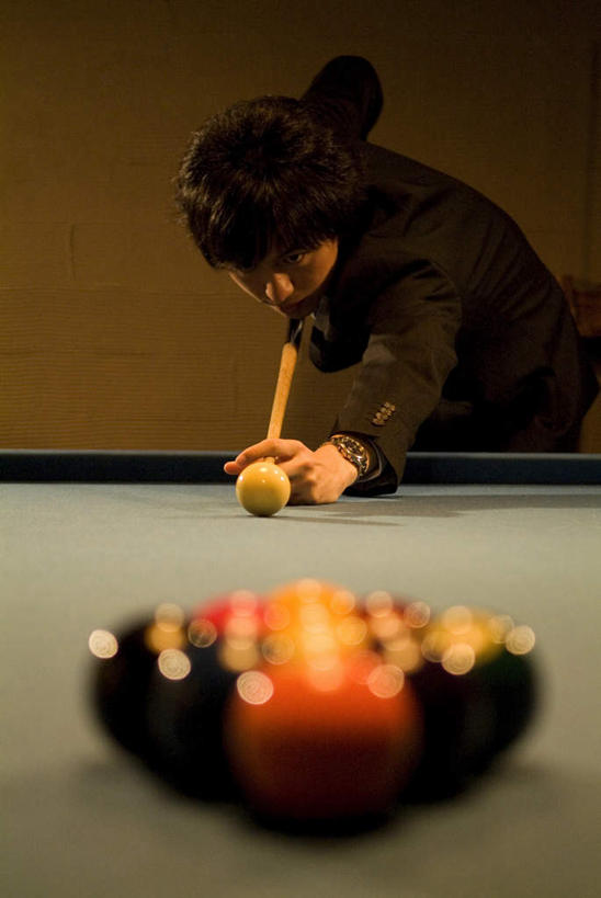 东方人,一个人,商务人士,商务男性,站,竖图,室内,夜晚,正面,衬衫,台球,亚洲,仅一个男性,仅一个人,一根,许多,弯腰,撞球,套装,球杆,注视,黄种人,运动器械,彩球,仅一个年轻男性,黄色,红色,绿色,黑色,打球,观察,看,站着,健身器械,观看,察看,台球桌,关注,商务装,健身器材,斯诺克,工薪阶层,弯身,斯诺克球,斯诺克台球,桌球,男人,男性,年轻男性,亚洲人,白领,上班族,站立,半身,彩图,衬衣,运动器材