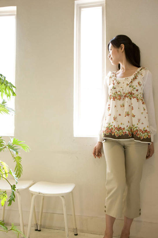 东方人,一个人,站,竖图,室内,白天,正面,窗户,叶子,椅子,金属制品,亚洲,仅一个年轻女性,仅一个女性,仅一个人,服装,装饰,金属,绿叶,扭头,注视,休闲装,黄种人,玻璃窗,衣服,观察,看,靠,靠着,倚靠,站着,转头,休闲,休闲服,嫩叶,服饰,观看,华丽,修饰,点缀,察看,倚着,关注,衬托,美观,雅致,雅观,年轻女性,女人,女性,亚洲人,叶,叶片,站立,半身,彩图