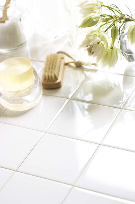 无人,竖图,俯视,室内,特写,白天,化妆,美容,卫生间,浴室,玻璃,一块,许多,护肤,装饰,盛开,透明,瓷砖,地砖,地面,花蕾,玻璃制品,盒子,花,花瓣,花朵,鲜花,白色,化妆品,刷子,肥皂,香皂,日用品,洗浴用品,花苞,花蕊,清洁,保养,享受,休闲,棉签,放松,保健,华丽,修饰,点缀,护肤品,舒缓,养颜,去污,紧肤,嫩肤,衬托,美观,雅致,雅观,淋浴房,清洗,洗涤,彩图,高角度拍摄,冲凉房,沐浴间,沐浴室