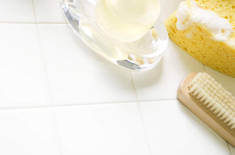 无人,横图,俯视,室内,特写,白天,化妆,美容,卫生间,浴室,一块,护肤,瓷砖,地砖,海绵,地面,一个,黄色,白色,化妆品,刷子,肥皂,香皂,日用品,洗浴用品,清洁,保养,享受,休闲,放松,保健,单个,护肤品,舒缓,养颜,洗脸海绵,洗脸扑,洗脸绵,去污,紧肤,嫩肤,淋浴房,洗涤,彩图,高角度拍摄,冲凉房,沐浴间,沐浴室