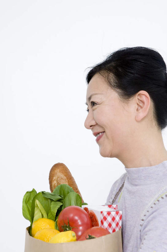 点心,面包,东方人,一个人,站,捧,笑,微笑,露齿笑,竖图,室内,特写,白天,白色背景,侧面,购物,消费,辣椒,蔬菜,西红柿,袋子,亚洲,仅一个女性,仅一个人,一根,许多,新鲜,包装袋,手提袋,生菜,莴苣,食品,面点,购物袋,注视,黄种人,食物,糕点,黄色,红色,观察,看,站着,金融,摄影,仅一个老年女性,有机食品,绿色食品,影棚,观看,察看,购买,关注,贸易,彩椒,辣角,红海椒,大椒,辣虎,广椒,春菜,鹅仔菜,莴仔菜,千金菜,叶用莴苣,老年女性,女人,女性,亚洲人,甜椒,柿子椒,辣子,海椒,番茄,番椒,灯笼椒,端,端着,捧着,手捧,站立,半身,彩图,影棚拍摄,拍摄