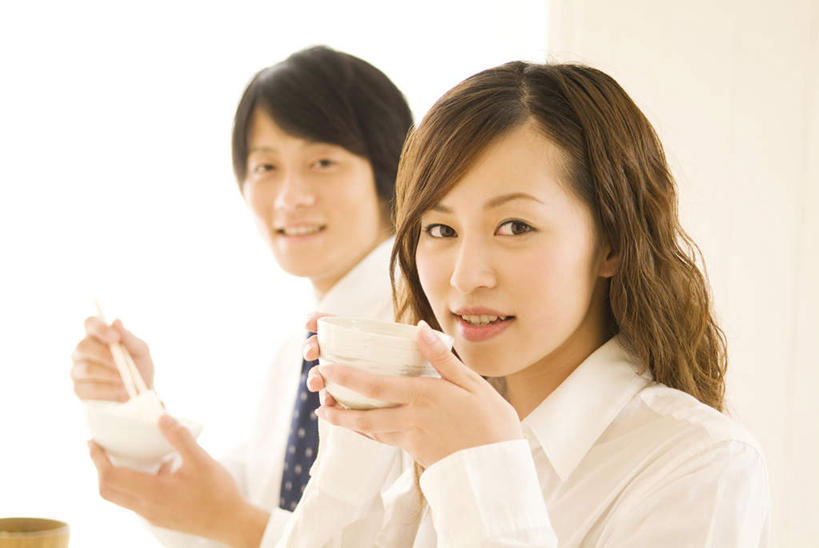 米饭,东方人,两个人,夫妻,商务人士,商务男性,商务女性,坐,笑,微笑,露齿笑,横图,室内,白天,侧面,衬衫,爱情,茶,筷子,餐具,亚洲,一双,喝,套装,木制,饭,浪漫,拿,拿着,扭头,黄种人,文化,传统,木制品,转头,恩爱,恋人,礼节,五谷,礼仪,商务装,工薪阶层,一碗,男人,男性,年轻男性,年轻女性,女人,女性,亚洲人,夫妇,情侣,白领,上班族,进餐用具,坐着,半身,彩图,衬衣,伴侣