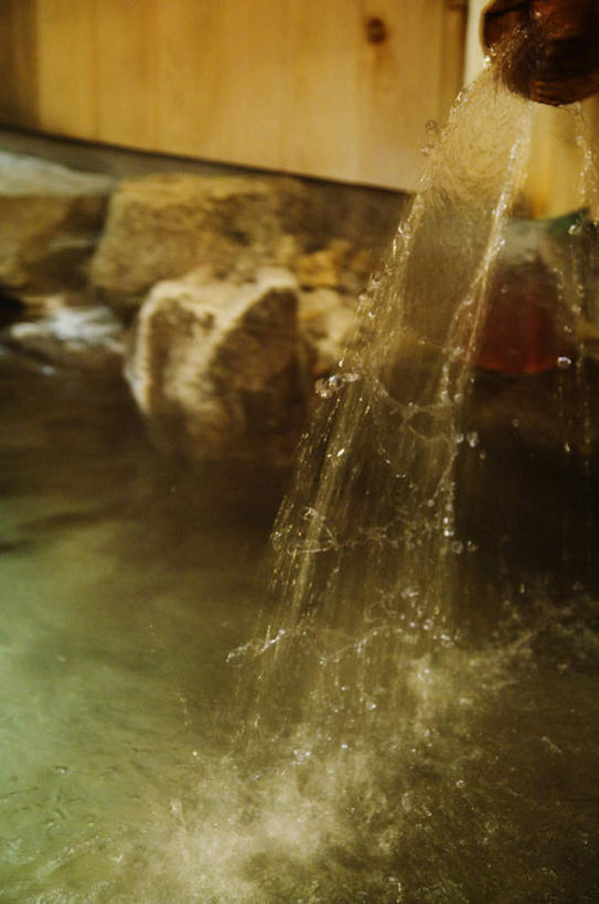 无人,竖图,俯视,室内,特写,白天,按摩,美容,礁石,石头,水,温泉,卫生间,浴室,护肤,飞溅,溅,石子,液体,流水,水滴,水珠,保养,享受,休闲,放松,SPA水疗,保健,温泉浴场,喷洒,养颜,淋浴房,礁,石块,岩石,矿泉疗养地,彩图,高角度拍摄,水疗,冲凉房,沐浴间,沐浴室