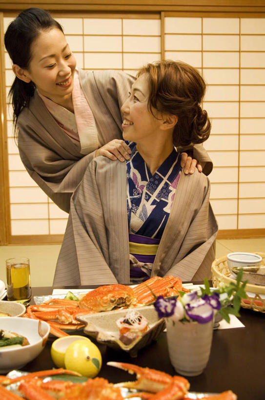 海鲜,啤酒,东方人,两个人,家庭,母亲,女儿,按摩师,坐,笑,捏,微笑,露齿笑,竖图,室内,白天,正面,民族服装,按摩,晚餐,餐桌,桌子,杯子,餐具,椅子,亚洲,许多,阴影,和服,光线,影子,木椅,灯光,帝王蟹,酒类,两杯,捏着,注视,黄种人,水产,肩膀,海洋生物,玻璃制品,酒,饮料,灰色,酒杯,啤酒杯,碗,观察,看,温暖,温馨,母女,一家人,母爱,服饰,餐台,观看,和睦,察看,关注,水生动物,海产品,水生物,海底动物,指压,吴服,唐草,唐花,唐锦,皇帝蟹,年轻女性,女人,女性,中年女性,亚洲人,玻璃杯,进餐用具,烹调用具,技师,坐着,半身,彩图,传统服装,民俗服,推拿,融洽