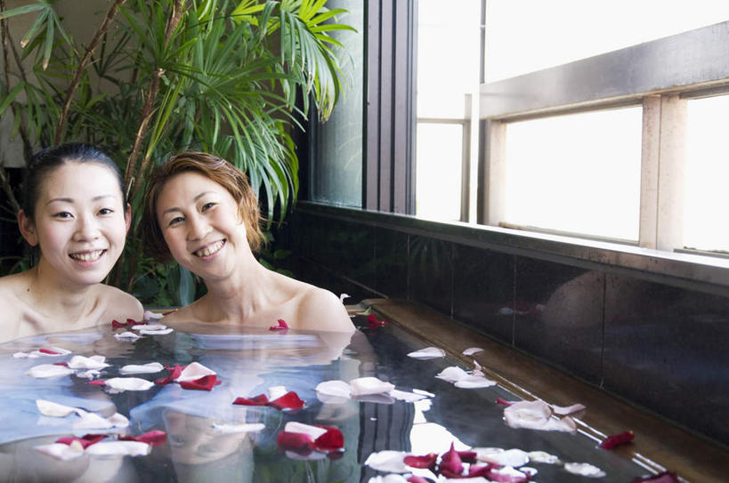 东方人,两个人,家庭,母亲,女儿,坐,笑,微笑,露齿笑,横图,室内,白天,正面,爱情,按摩,美容,幸福,纯洁,热情,植物,卫生间,浴室,玫瑰,亚洲,许多,护肤,装饰,盆栽,玫瑰花,盆景,浪漫,注视,黄种人,红色,绿色,白色,自然,观察,看,保养,享受,休闲,温暖,温馨,母女,一家人,恩爱,放松,母爱,SPA水疗,保健,温泉浴场,生长,成长,观看,华丽,修饰,点缀,和睦,察看,关注,感动,养颜,衬托,美观,雅致,雅观,尊敬,天真,刺玫花,徘徊花,年轻女性,女人,女性,中年女性,亚洲人,淋浴房,矿泉疗养地,坐着,半身,彩图,水疗,冲凉房,沐浴间,沐浴室,融洽