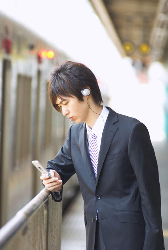 东方人,一个人,商务人士,商务男性,栏杆,火车站,站,打电话,竖图,室外,白天,侧面,衬衫,火车,电话,手机,亚洲,仅一个男性,仅一个人,握,套装,围栏,拿,拿着,注视,黄种人,通讯设备,护栏,车,仅一个年轻男性,白色,交通工具,扶,观察,看,站着,握着,观看,察看,扶着,关注,载具,商务装,工薪阶层,一部,交流,男人,男性,年轻男性,亚洲人,白领,上班族,沟通,通话,站立,半身,彩图,衬衣