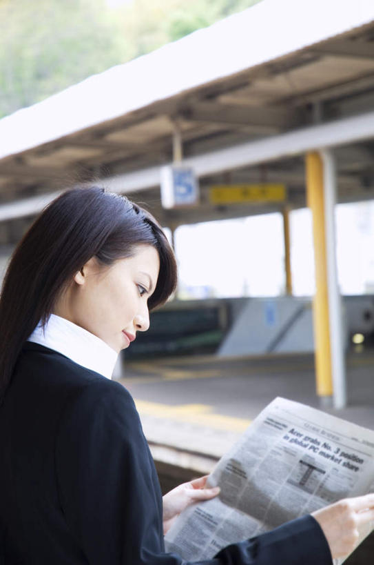 东方人,一个人,商务人士,商务女性,火车站,站,竖图,室外,白天,侧面,阅读,火车,报纸,亚洲,仅一个年轻女性,仅一个女性,仅一个人,学习,阴影,套装,朦胧,模糊,光线,英文,标志,文字,影子,字符,字母,拿,拿着,注视,黄种人,标识,车,阳光,交通工具,观察,看,站着,浏览,观看,英文字母,察看,关注,载具,商务装,工薪阶层,年轻女性,女人,女性,亚洲人,白领,上班族,站立,半身,彩图