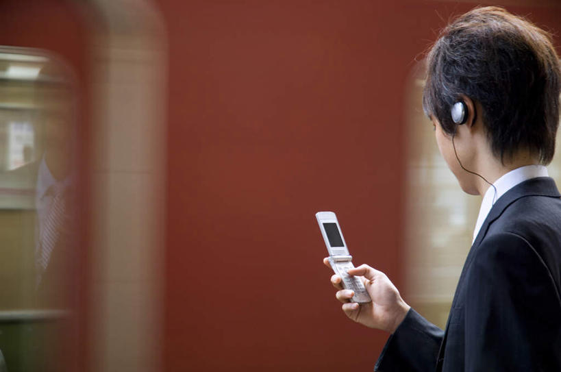 东方人,一个人,商务人士,商务男性,火车站,打电话,横图,室外,白天,衬衫,快乐,满意,幸福,火车,电话,手机,亚洲,仅一个男性,仅一个人,戴,敲打,套装,音响,音乐,拿,拿着,黄种人,娱乐,输入,通讯设备,车,仅一个年轻男性,背面,耳机,交通工具,打字,享受,休闲,放松,点击,敲击,戴着,舒适,享乐,载具,商务装,工薪阶层,交流,按键,男人,男性,年轻男性,亚洲人,白领,上班族,沟通,通话,半身,彩图,衬衣