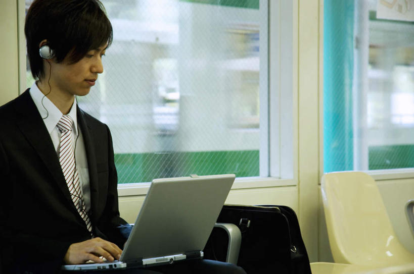 东方人,一个人,商务人士,商务男性,火车站,坐,横图,室内,白天,正面,衬衫,快乐,满意,幸福,电脑,笔记本电脑,椅子,亚洲,仅一个男性,仅一个人,戴,敲打,套装,网络,包,公文包,塑料,音响,音乐,注视,黄种人,娱乐,输入,通讯设备,仅一个年轻男性,一个,黑色,耳机,塑料制品,打字,观察,看,享受,休闲,放松,单个,公事包,观看,点击,一台,敲击,戴着,察看,无线,舒适,享乐,关注,通信设备,商务装,无线网络,无线上网,便携式电脑,工薪阶层,按键,手提电脑,男人,男性,年轻男性,亚洲人,白领,上班族,坐着,半身,彩图,衬衣