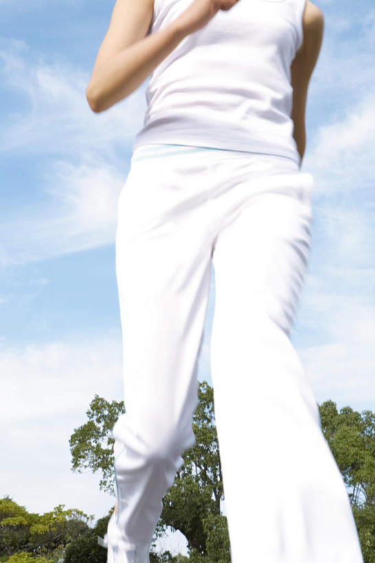 东方人,一个人,跑,竖图,室外,白天,仰视,运动服,锻炼,运动,植物,亚洲,仅一个年轻女性,仅一个女性,仅一个人,裤子,云,云朵,云彩,黄种人,树,树木,蓝色,绿色,白色,白云,蓝天,天空,自然,天,生长,晴朗,成长,体育,年轻女性,女人,女性,亚洲人,晴空,跑步,半身,彩图,低角度拍摄,健身