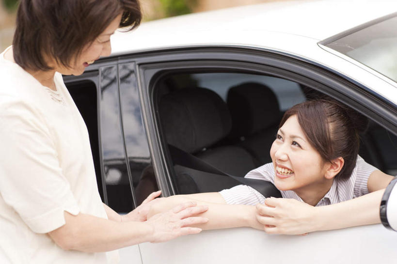 东方人,两个人,家庭,母亲,女儿,坐,摸,横图,室外,白天,侧面,汽车,亚洲,撑,抚摸,服装,注视,休闲装,黄种人,车,衣服,车门,交通工具,轿车,观察,看,休闲,温暖,温馨,母女,一家人,休闲服,母爱,服饰,观看,对视,和睦,察看,撑着,关注,载具,年轻女性,女人,女性,中年女性,亚洲人,手臂,触摸,接触,坐着,半身,彩图,融洽