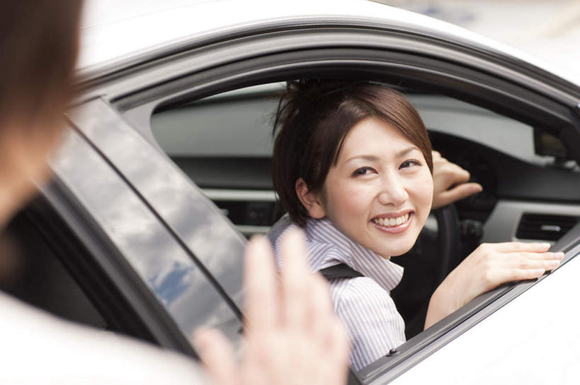 东方人,两个人,家庭,母亲,女儿,坐,举,横图,俯视,室外,白天,汽车,亚洲,撑,服装,挥手,注视,休闲装,黄种人,再见,车,衣服,车门,交通工具,轿车,观察,看,手势,托,招手,休闲,温暖,温馨,母女,一家人,休闲服,母爱,服饰,告别,观看,和睦,察看,撑着,关注,载具,摆动,离别,辞行,年轻女性,女人,女性,中年女性,亚洲人,举起,举手,举着,向上举,向上伸,向上托,坐着,半身,彩图,高角度拍摄,融洽