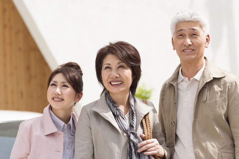 东方人,背,家庭,夫妻,母亲,父亲,女儿,笑,微笑,露齿笑,横图,室外,白天,正面,爱情,植物,汽车,亚洲,阴影,服装,装饰,光线,木制,包,皮包,影子,房屋,墙,屋子,公寓,浪漫,休闲装,黄种人,楼房,墙壁,墙面,住宅,车,一个,衣服,黄色,绿色,阳光,木制品,交通工具,轿车,背着,休闲,温暖,温馨,父女,母女,三口之家,一家人,休闲服,恩爱,父爱,母爱,恋人,服饰,单个,华丽,修饰,单肩包,点缀,和睦,载具,衬托,美观,雅致,雅观,老年男性,老年女性,男人,男性,年轻女性,女人,女性,亚洲人,年轻人,夫妇,情侣,抬头,仰头,半身,彩图,房子,伴侣,融洽